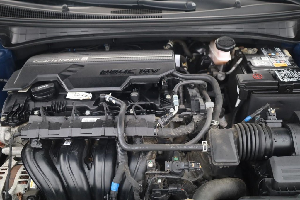 Hyundai Elantra Vehicle Full-screen Gallery Image 28