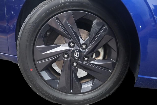 Hyundai Elantra Vehicle Image 03
