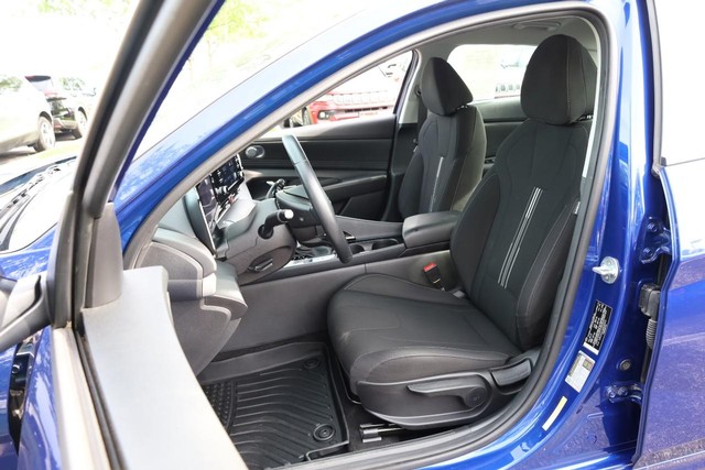 Hyundai Elantra Vehicle Image 08