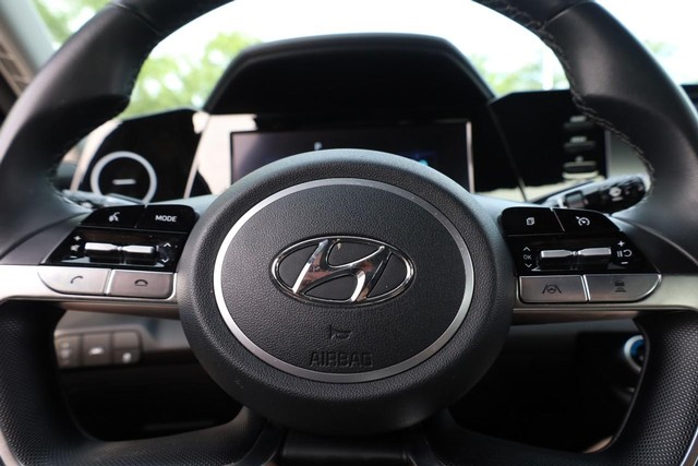 Hyundai Elantra Vehicle Image 09