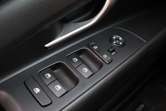 Hyundai Elantra Vehicle Image 17