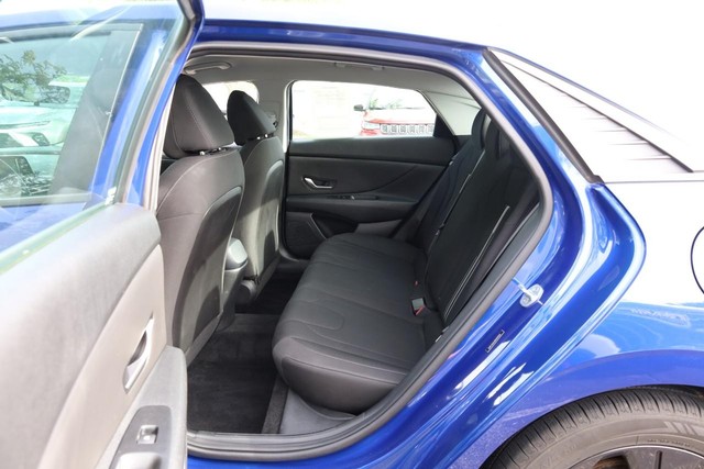Hyundai Elantra Vehicle Image 20