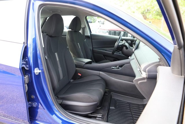 Hyundai Elantra Vehicle Image 23