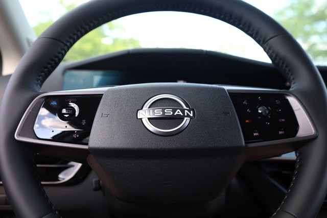 Nissan Murano Vehicle Full-screen Gallery Image 12