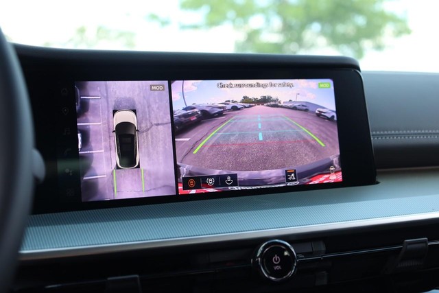 Nissan Murano Vehicle Full-screen Gallery Image 16