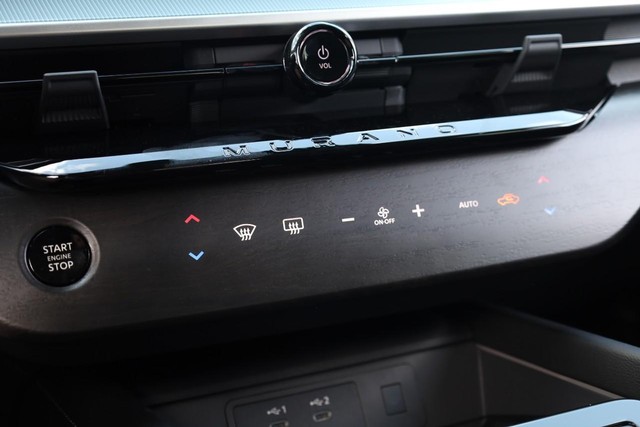 Nissan Murano Vehicle Full-screen Gallery Image 18