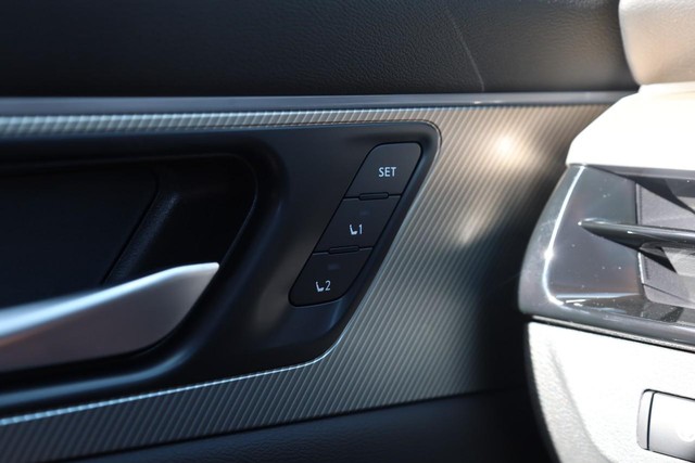 Nissan Murano Vehicle Full-screen Gallery Image 25