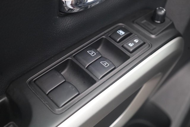 Nissan Titan Vehicle Image 11
