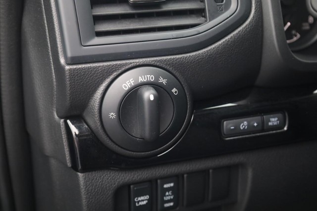 Nissan Titan Vehicle Image 12