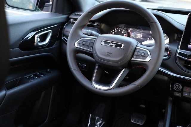 Jeep Compass Vehicle Image 23