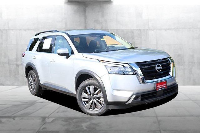 Nissan Pathfinder Vehicle Full-screen Gallery Image 2