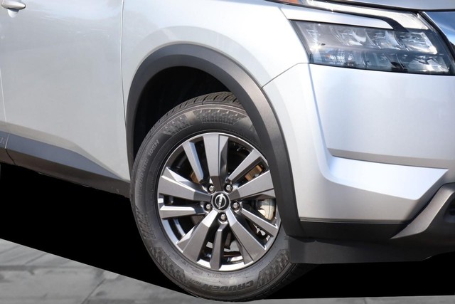 Nissan Pathfinder Vehicle Full-screen Gallery Image 3