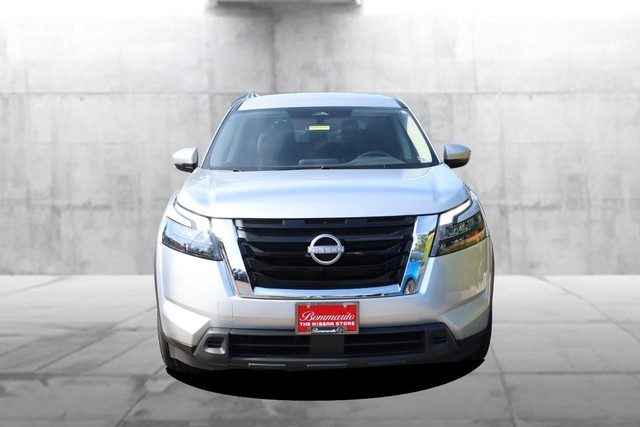 Nissan Pathfinder Vehicle Full-screen Gallery Image 4