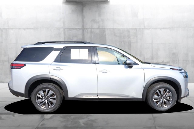 Nissan Pathfinder Vehicle Full-screen Gallery Image 5