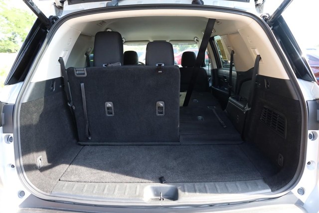 Nissan Pathfinder Vehicle Full-screen Gallery Image 8