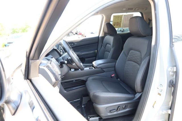 Nissan Pathfinder Vehicle Full-screen Gallery Image 10