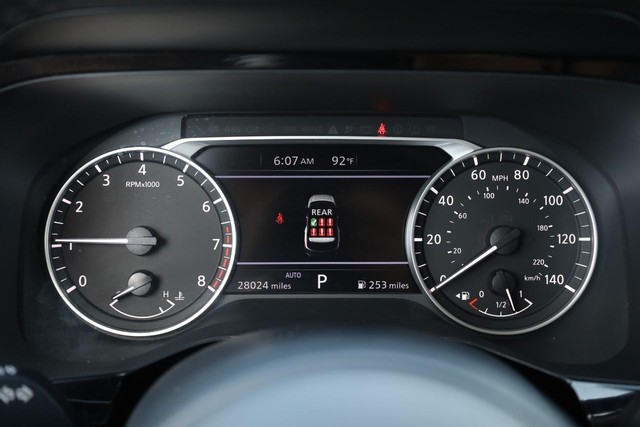 Nissan Pathfinder Vehicle Full-screen Gallery Image 12