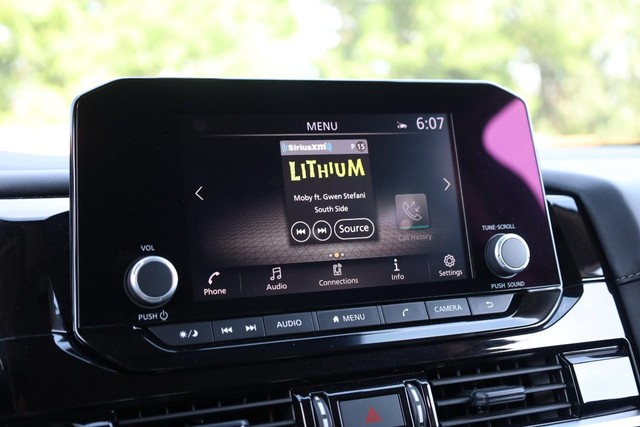 Nissan Pathfinder Vehicle Full-screen Gallery Image 13