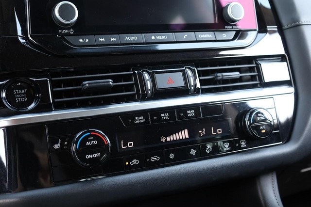 Nissan Pathfinder Vehicle Full-screen Gallery Image 15