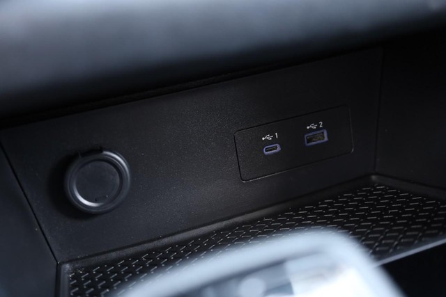 Nissan Pathfinder Vehicle Full-screen Gallery Image 16