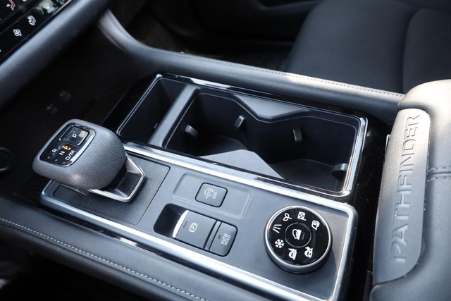 Nissan Pathfinder Vehicle Full-screen Gallery Image 17