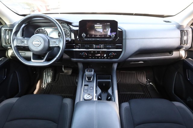 Nissan Pathfinder Vehicle Full-screen Gallery Image 24