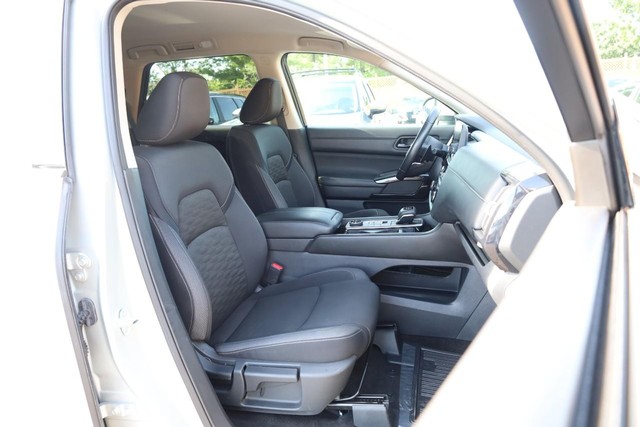 Nissan Pathfinder Vehicle Full-screen Gallery Image 27
