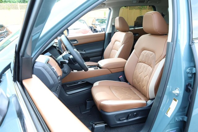 Nissan Pathfinder Vehicle Image 10