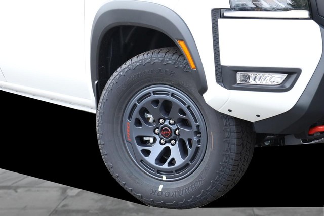 Nissan Frontier Vehicle Full-screen Gallery Image 3