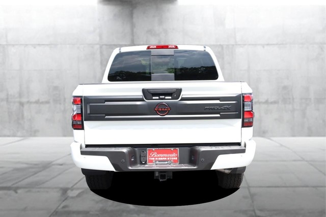 Nissan Frontier Vehicle Full-screen Gallery Image 6