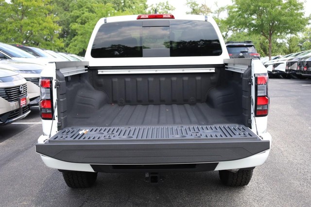 Nissan Frontier Vehicle Full-screen Gallery Image 7