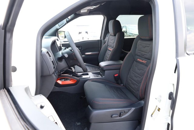 Nissan Frontier Vehicle Full-screen Gallery Image 8