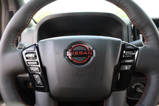 Nissan Frontier Vehicle Full-screen Gallery Image 9