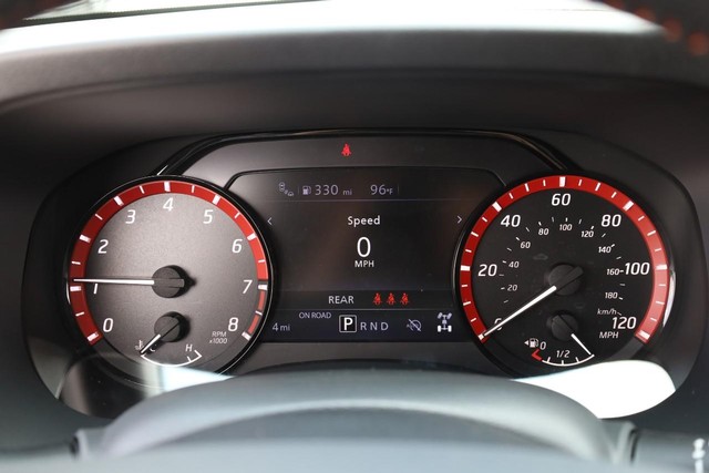 Nissan Frontier Vehicle Full-screen Gallery Image 10
