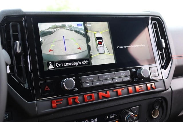 Nissan Frontier Vehicle Full-screen Gallery Image 12