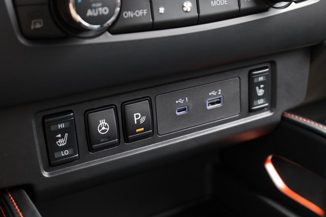 Nissan Frontier Vehicle Full-screen Gallery Image 14