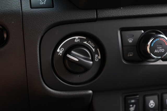 Nissan Frontier Vehicle Full-screen Gallery Image 15