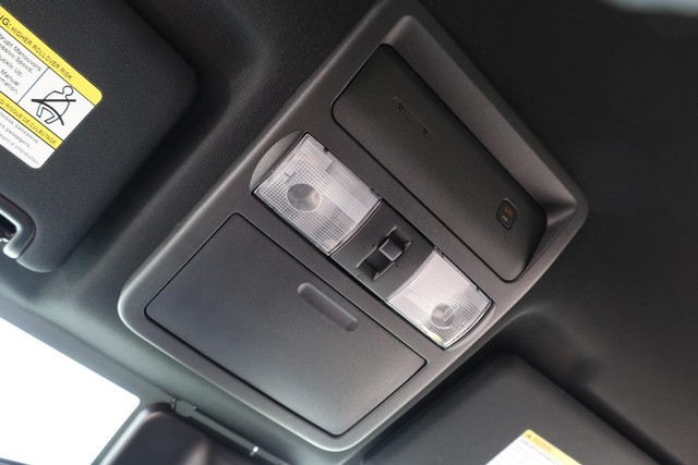 Nissan Frontier Vehicle Full-screen Gallery Image 17