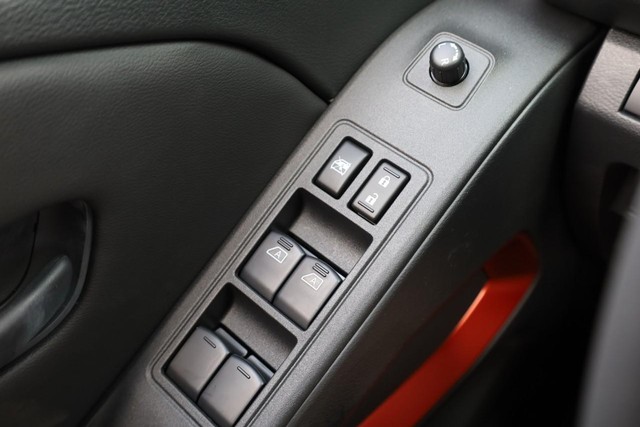 Nissan Frontier Vehicle Full-screen Gallery Image 18