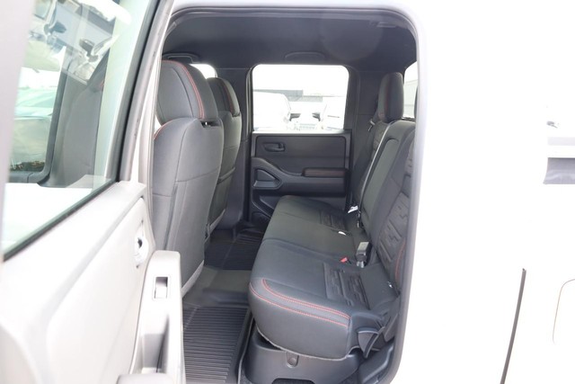 Nissan Frontier Vehicle Full-screen Gallery Image 21