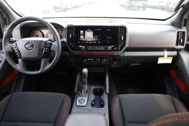 Nissan Frontier Vehicle Full-screen Gallery Image 23