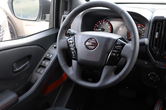 Nissan Frontier Vehicle Full-screen Gallery Image 24