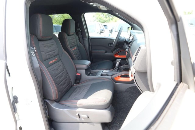 Nissan Frontier Vehicle Full-screen Gallery Image 25