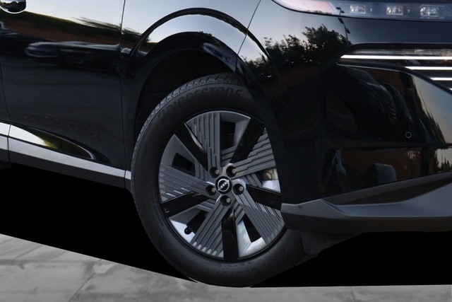 Nissan Murano Vehicle Full-screen Gallery Image 3