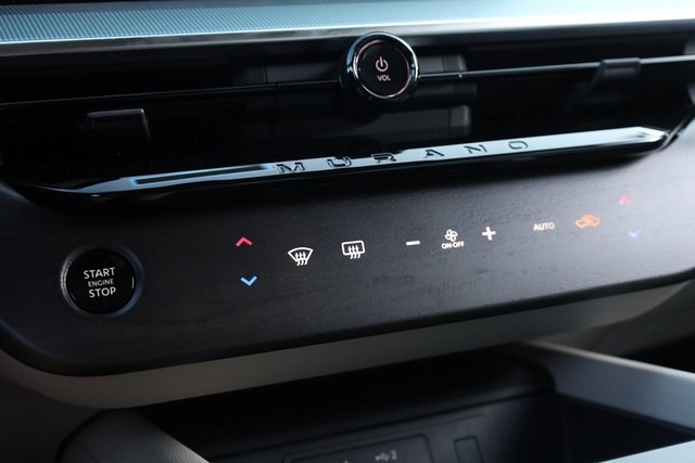 Nissan Murano Vehicle Full-screen Gallery Image 17