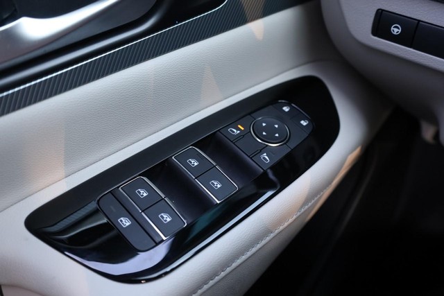 Nissan Murano Vehicle Full-screen Gallery Image 21