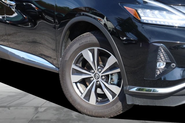 Nissan Murano Vehicle Full-screen Gallery Image 3