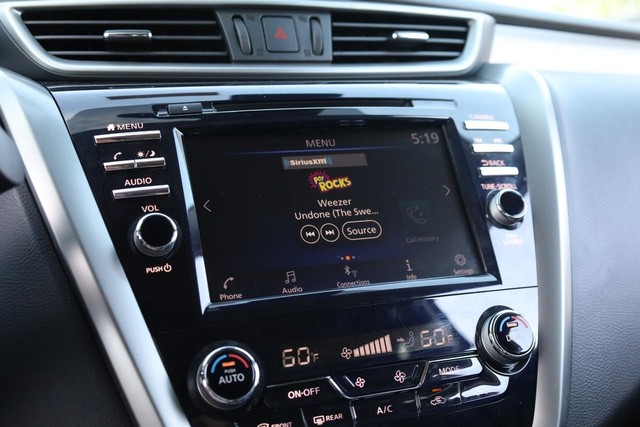Nissan Murano Vehicle Full-screen Gallery Image 11