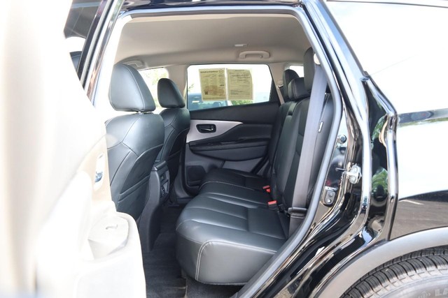 Nissan Murano Vehicle Full-screen Gallery Image 19