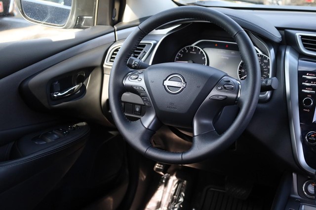 Nissan Murano Vehicle Full-screen Gallery Image 22